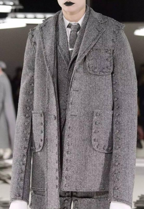 设计师竟用5万颗扣子、1200多码粗花呢打造无需缝纫的时装