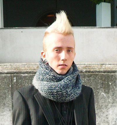 欧美街拍:男士发型很新潮